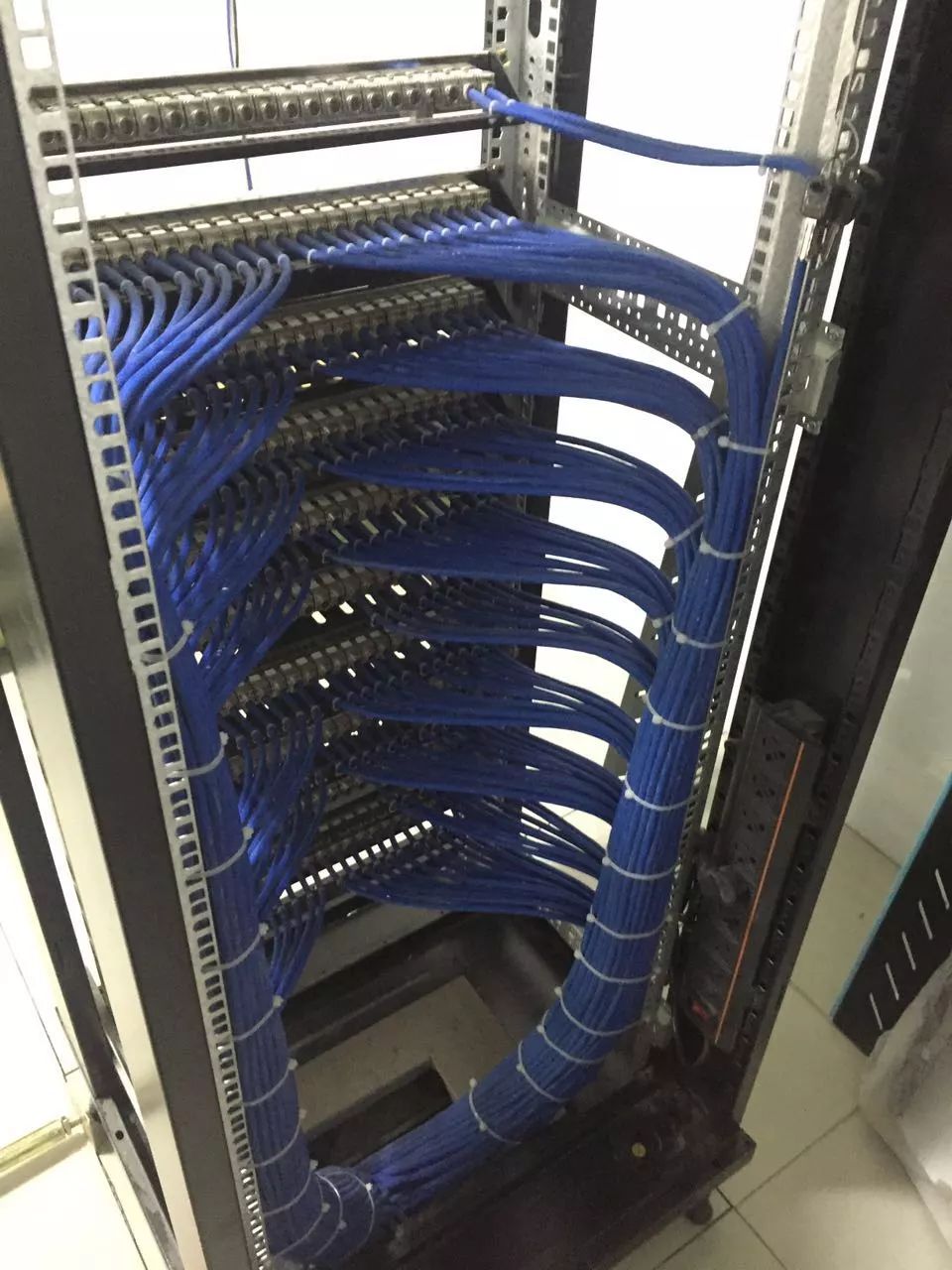 弱电工程机柜理线施工与网络工程施工标准流程展示